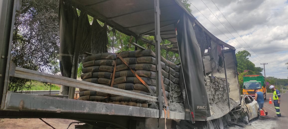 Foto 2 de 8 — Carro pega fogo após acidente com carreta em Boa Esperança do Sul